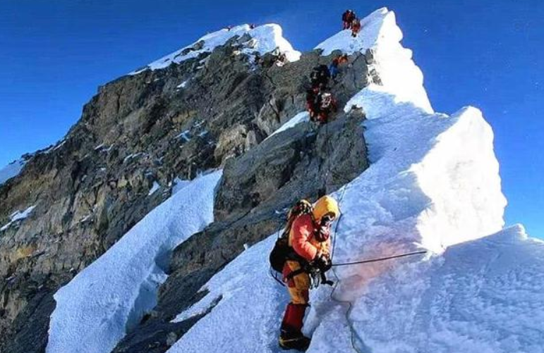 珠峰海拔高度8848米,登顶的人是怎样下来的?看完涨知识