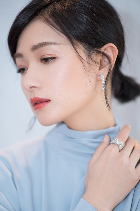 万茜一组时尚造型写真,柔美舒展气质畅然