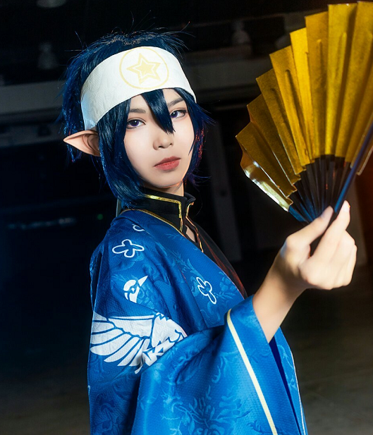 动漫《凹凸世界》雷狮cosplay,小姐姐手拿折扇冷艳十足