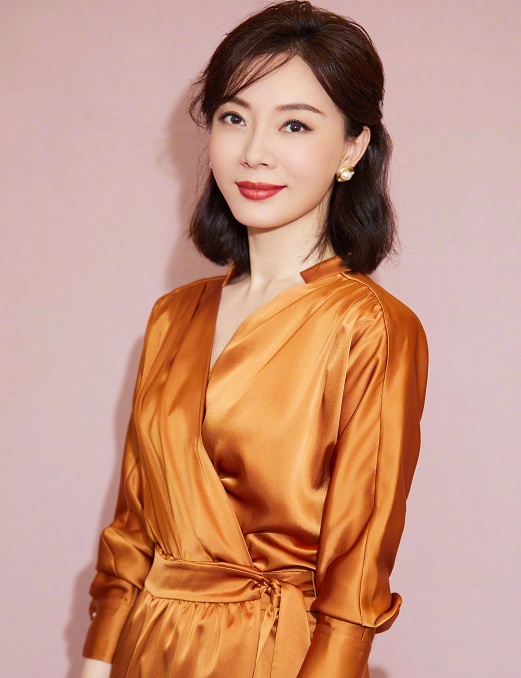 陈数身穿亮色服装,时尚带有甜美气息