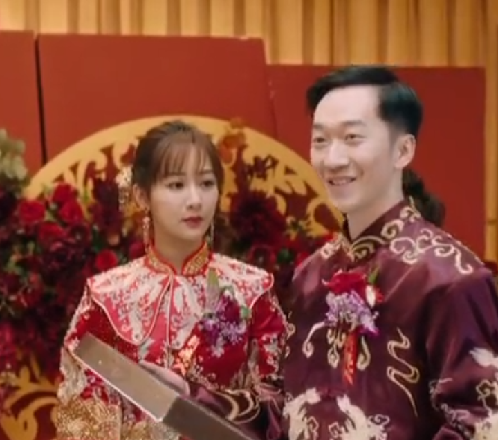 杨紫穿上传统婚服,看到穿新郎服装的是谁,懵了:确定不