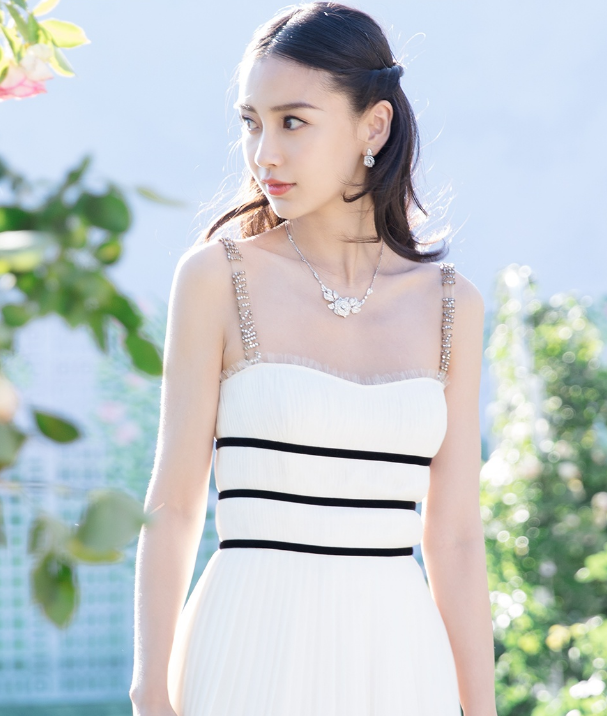 杨颖纯净风格写真,近距离感受女神的完美仙颜