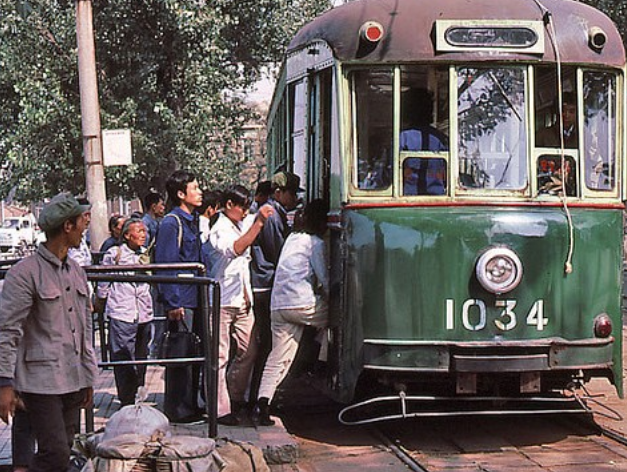 老照片:1983年的辽宁省鞍山市街景