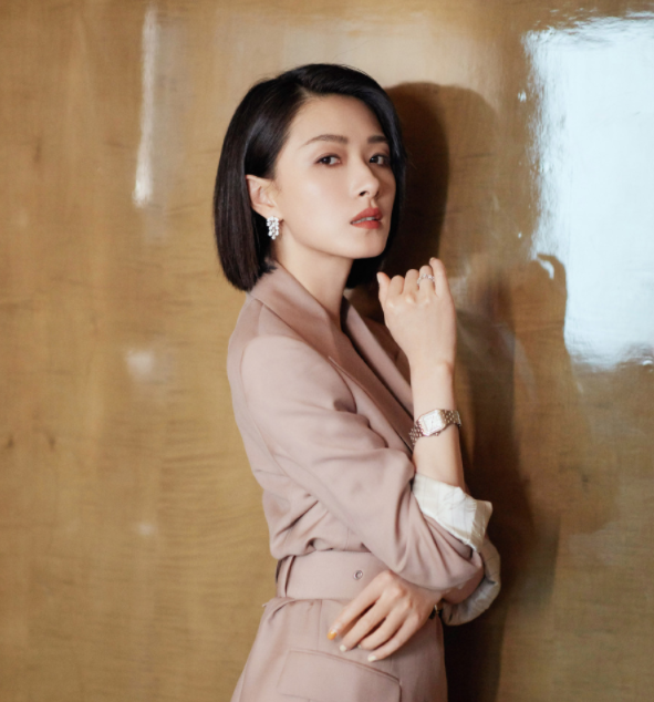 万茜时尚写真图片,气质美丽大方,散发迷人魅力