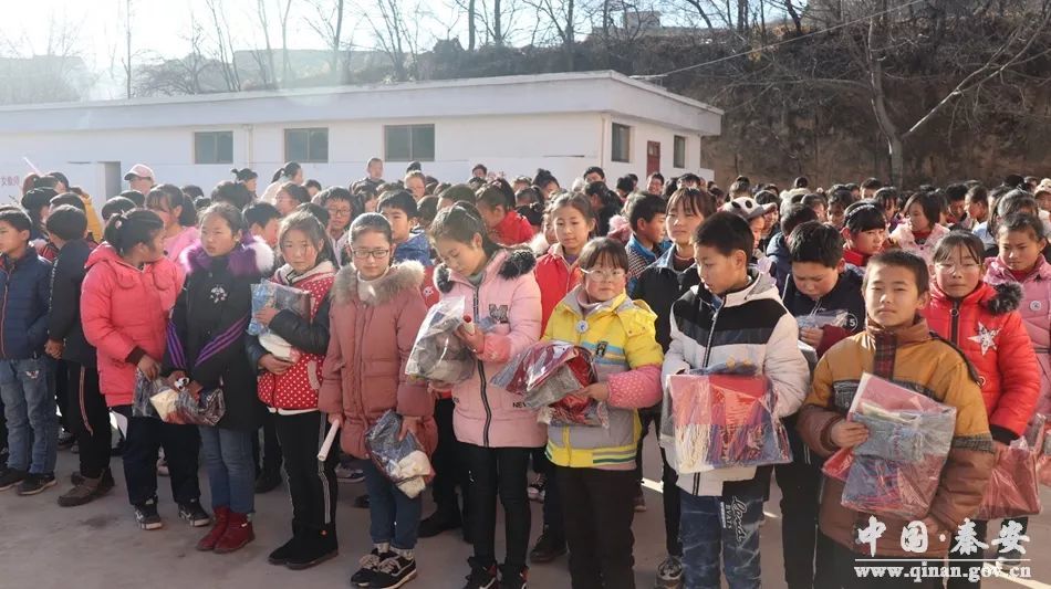 北京科技大学为秦安县中山中学捐资送温暖