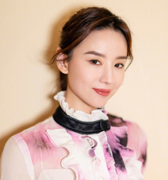 董洁时尚写真图片,美丽大方,尽显温柔优雅的气质