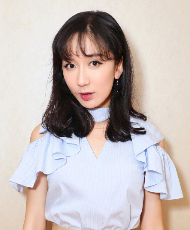娄艺潇写真美图,气质时尚清新靓丽,女神范十足