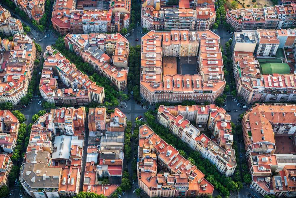 西班牙最整齐的城市,像是一张"大拼图",连房子都是一块块!