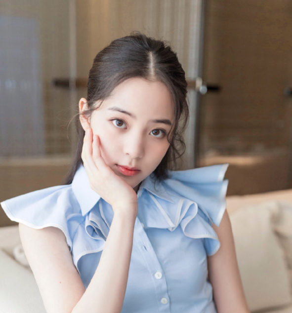 欧阳娜娜时尚写真图片,气质清新靓丽,尽显女神范