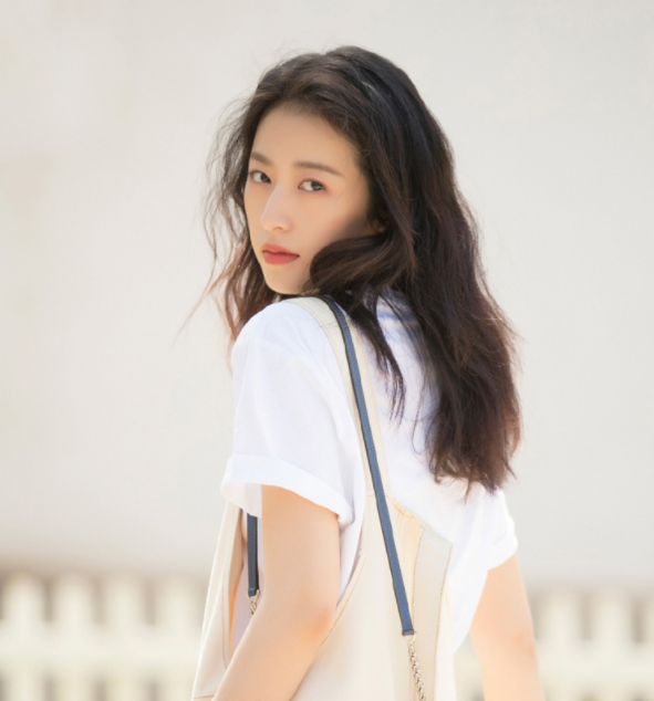 周雨彤时尚写真图片,酷美有型,绽放无限魅力