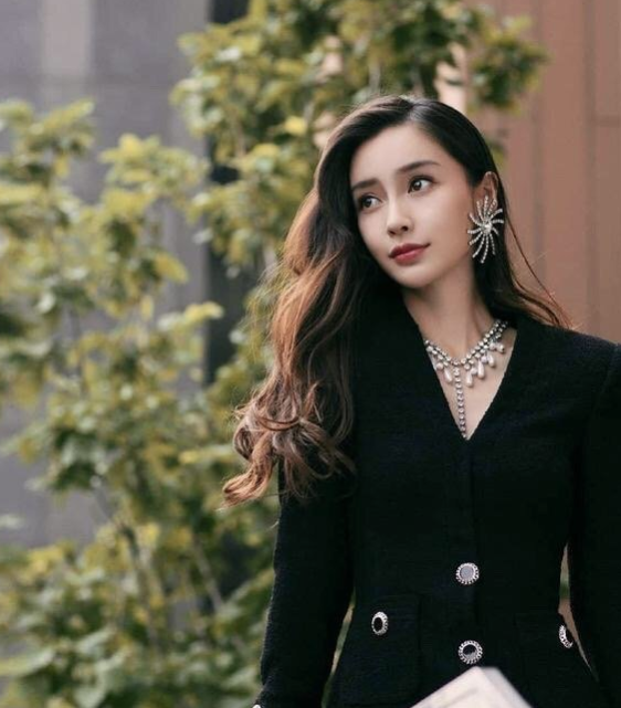大家都知道,平时杨颖走的风格都是青春少女风,现在改走高冷御姐风给人