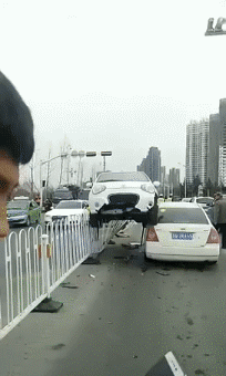 这场车祸这车主也真会玩,车都不知道怎么卡上去的,看傻了