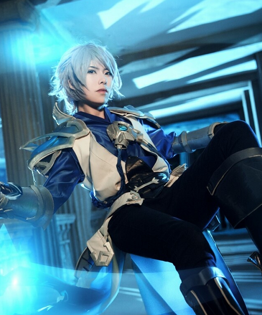 cosplay游戏《王者荣耀》诸葛亮,气质非凡的银发小哥哥