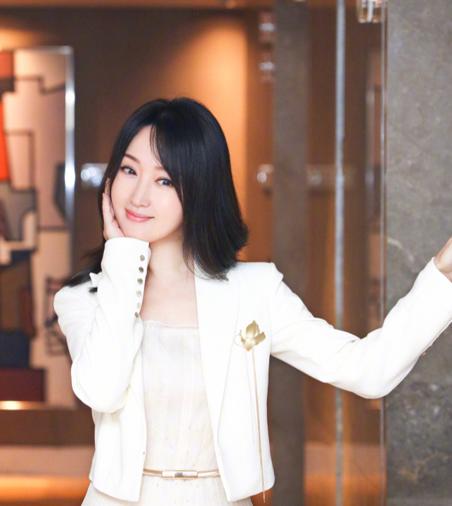 杨钰莹时尚甜美写真,让人怦然心动