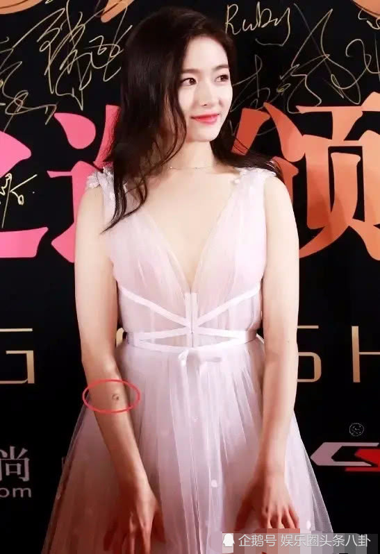 有种"碍眼"叫李兰迪胎记,摄影师忘p图,当看清位置:以为是纹身!