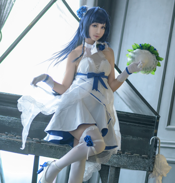 花嫁《崩坏3》雷电芽衣cosplay,优雅迷人的少女