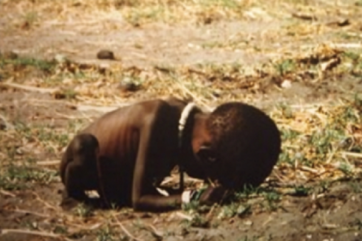 在26年前,一个战地记者拍下一张照片,照片中一个小孩子骨瘦如柴,身体