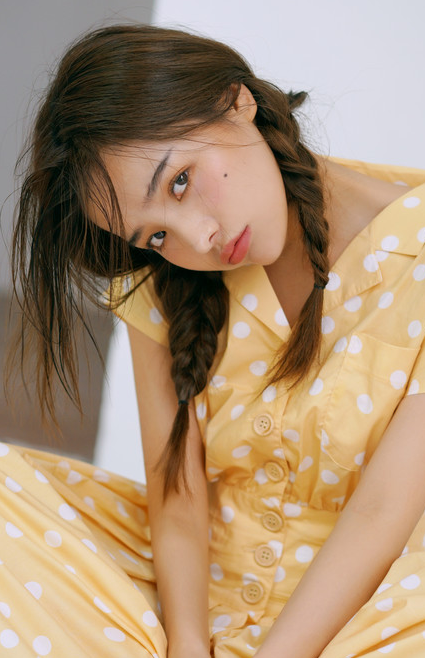 容貌精致的小姐姐,清新自然靓丽迷人,邻家女孩般可人