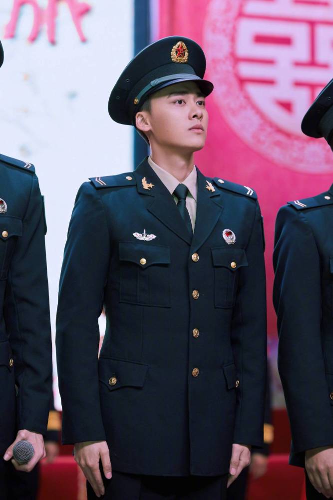 李易峰参加火箭军集体婚礼,一身军装身姿挺拔,帅气逼人!