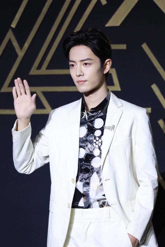 陈情令剧组重聚,王一博星空装亮相,肖战白色西装绅士依旧