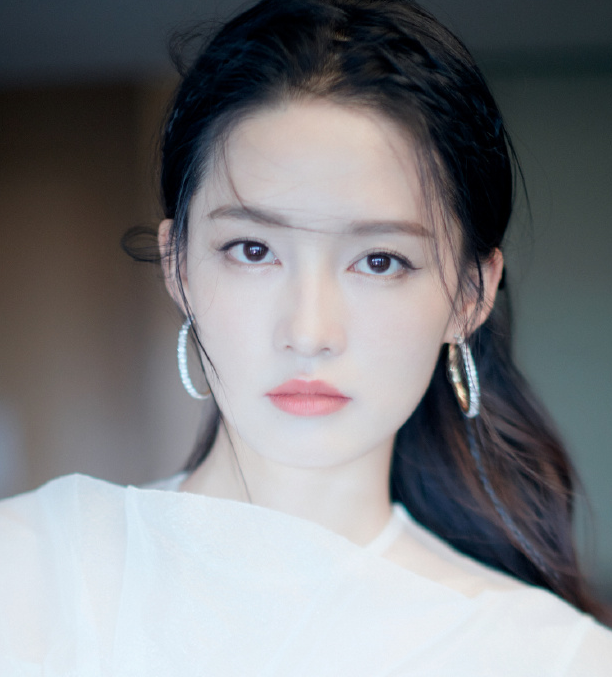 李沁唯美写真,清新又甜美,耀眼而精致