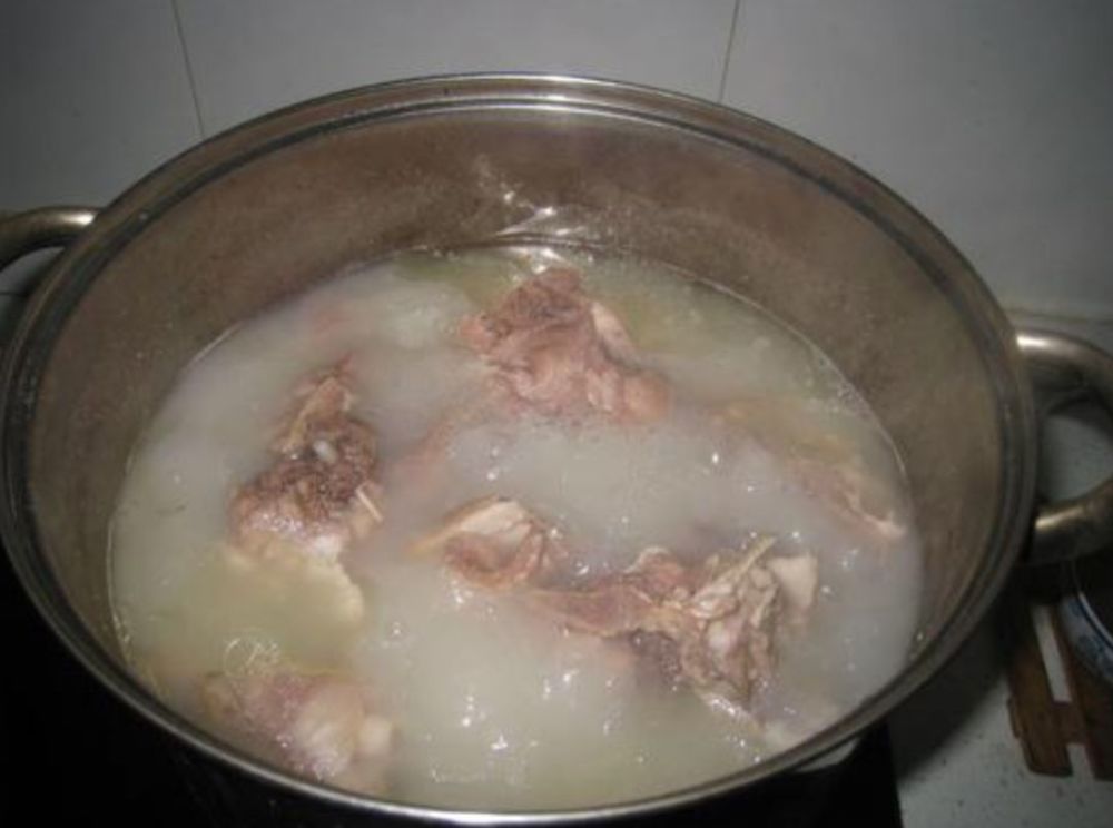 其中,老母鸡,鸡架,老鸭,猪棒骨,牛棒骨,火腿,干贝是为了增加高汤的鲜