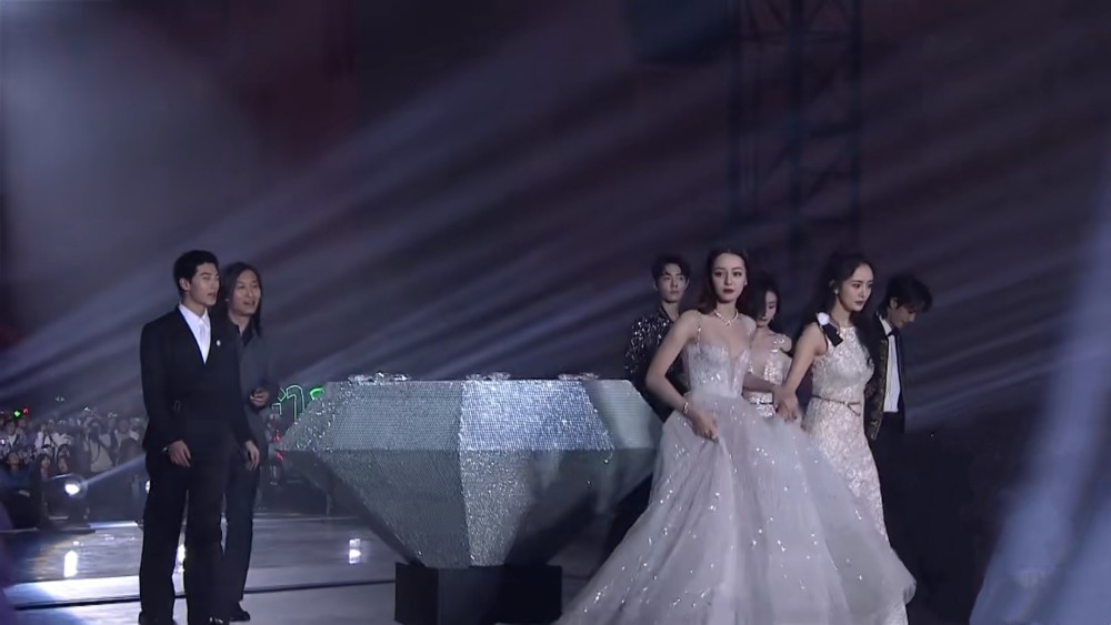 杨幂赵丽颖迪丽热巴杨洋肖战王一博同台领奖,顶级流量