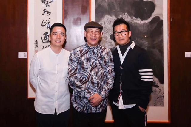策展人何建伟先生(左一)艺术家王强(中)与嘉宾徐仙江先生 关于水墨