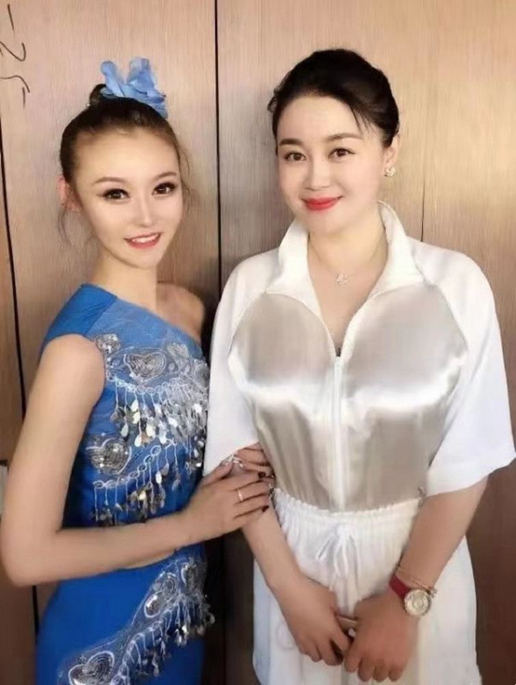 36岁的关婷娜,如今发福脸部肉多,身材还是无与伦比