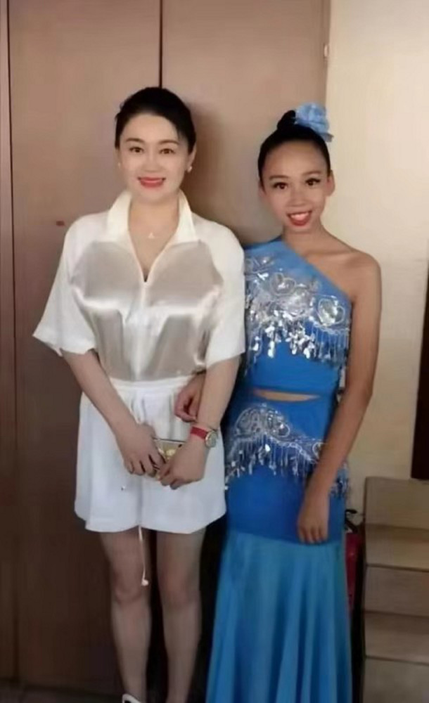 36岁的关婷娜,如今发福脸部肉多,身材还是无与伦比