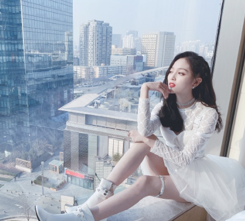 吴宣仪坐姿太开放?穿短裙还要少女坐,"防光"全靠拍摄角度