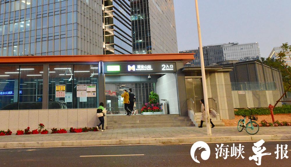 厦门2号线地铁口被堵了!场面惊人!堵了几十米长!