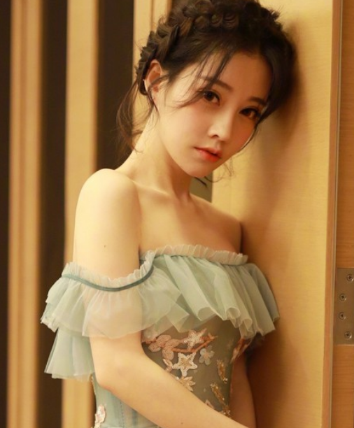 冯提莫甜美写真,身穿露肩裙,显得非常迷人