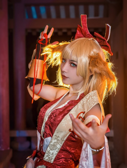 cosplay《狐妖小红娘》涂山红红,柔美动人的金发少女