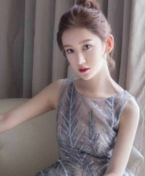 李沐宸唯美写真,扎着丸子头,尽显柔美气质