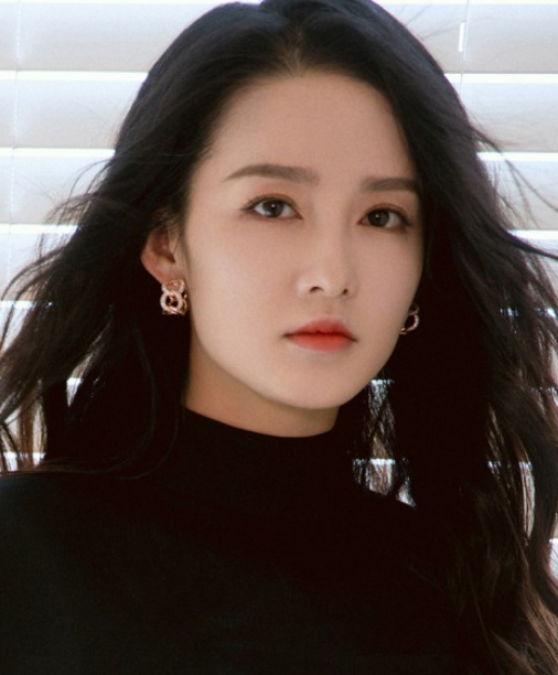 李沁优雅写真,随性又不失美感超迷人