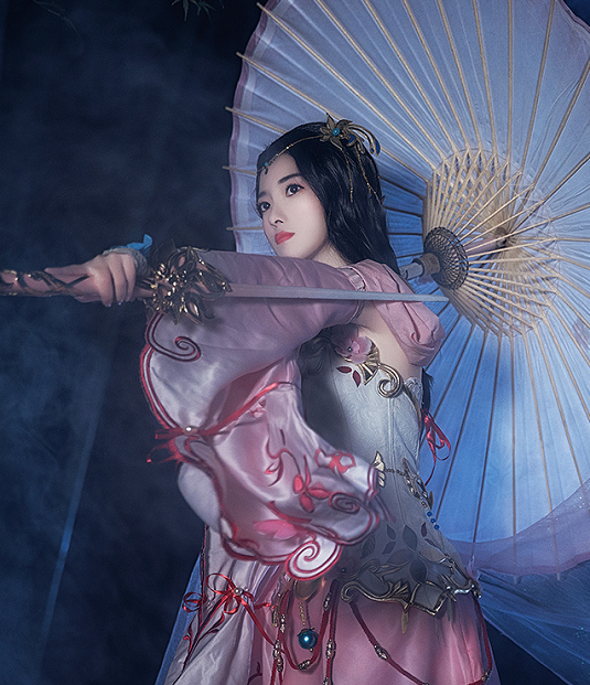 游戏《天涯明月刀》人物cosplay,拿剑的古装女孩帅气十足