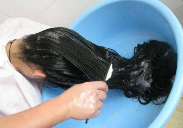 女生"洗头"时有这3大禁忌,头发会越洗越油,否则会越长