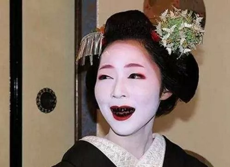 古代日本女性妆容,眉毛剃光牙齿染成黑色,日本人:这样
