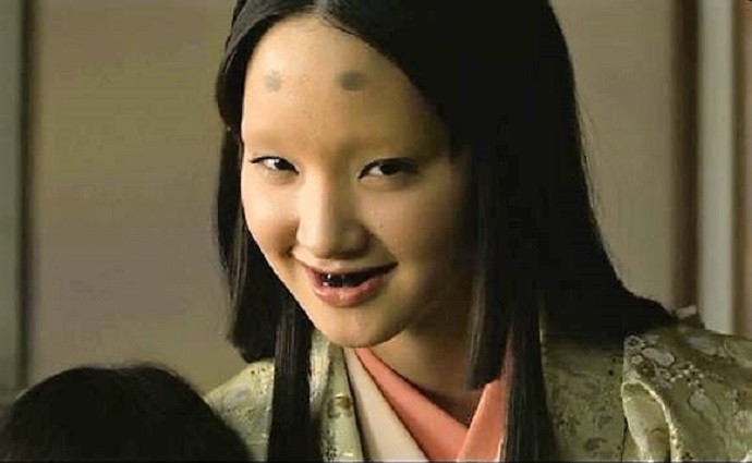 古代日本女性妆容,眉毛剃光牙齿染成黑色,日本人:这样