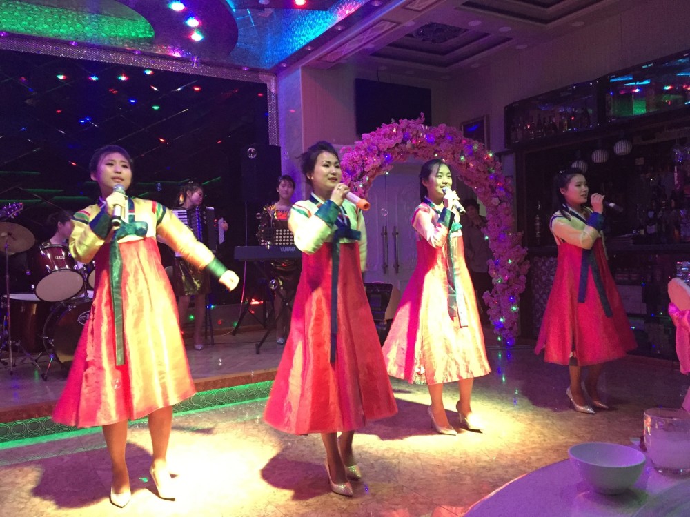 图为朝鲜餐厅里,几名服务员正在唱歌.朝鲜餐厅里的服务员多是美女.