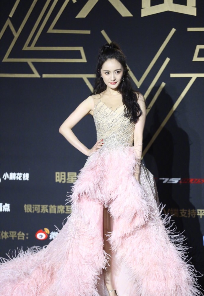 杨幂羽毛当裙子,江疏影穿了鱼鳞片?赵丽颖