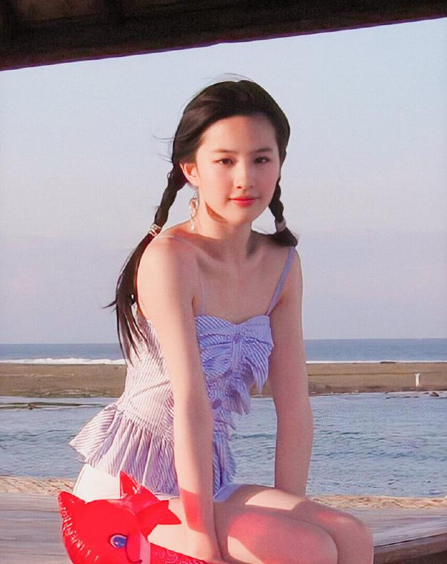 一组刘亦菲18岁时的海滩照曝光,青涩美好,纯真少女的感觉!