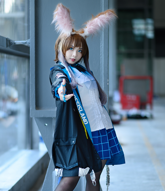 游戏《明日方舟》阿米娅cosplay,女孩用心演绎角色的美