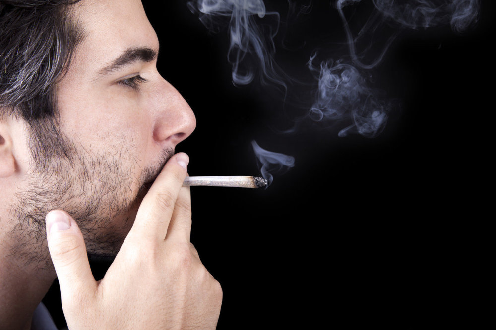 长期吸烟的人,最怕身体出现4种表现,最好及时戒烟