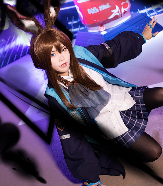 cosplay人物推荐女生,cos界十大男装大佬 cosplay《明日方舟》阿米娅,女孩冷酷的模样让人心动