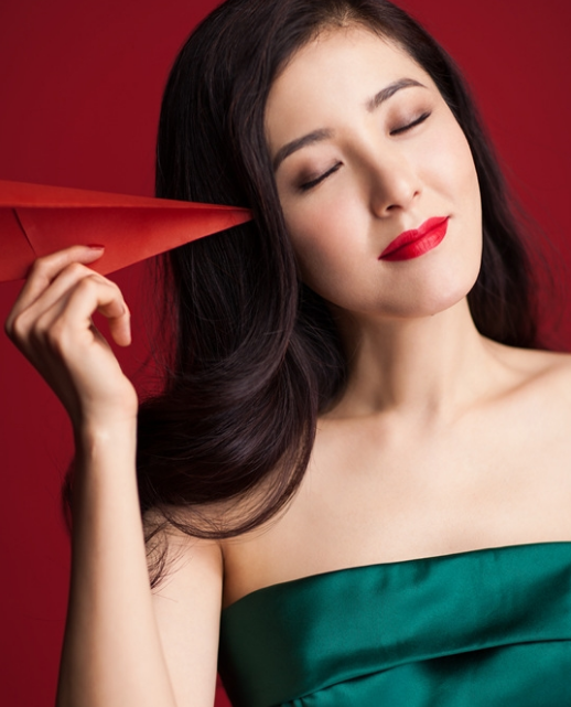 曾黎一身简约造型,知性优雅彰显女人魅力.