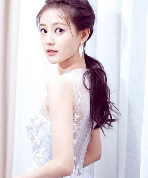 李一桐高清唯美写真,穿白色礼服,仙气满满