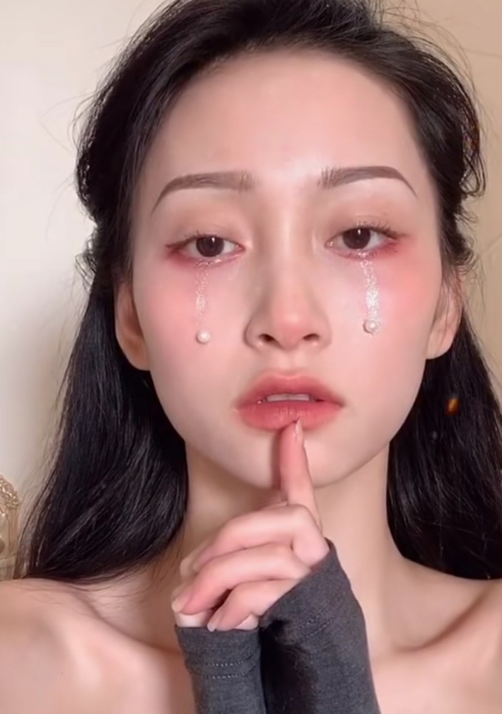 小姐姐原相机画"落泪妆",素颜很耐打,看到成品:是神仙