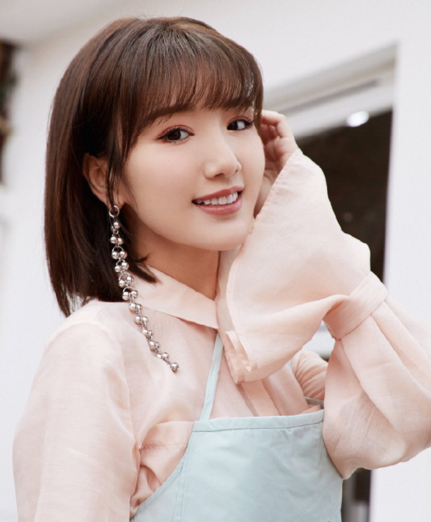 毛晓彤笑容甜美又迷人,感染力极强.